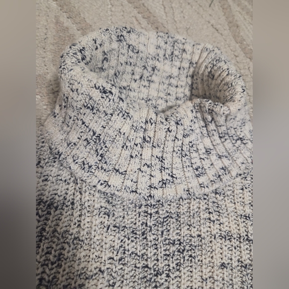 OFFLINE By Aerie Chillside Turtleneck Sweater Size MEDIUM PERFECT CONDITION - Picture 8 of 9